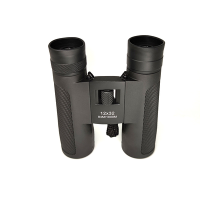 bird-watching compatto adulto del binocolo 10x32 che fa un'escursione fauna selvatica
