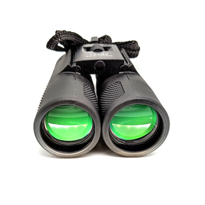 bird-watching compatto adulto del binocolo 10x32 che fa un'escursione fauna selvatica