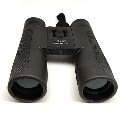 bird-watching compatto adulto del binocolo 10x32 che fa un'escursione fauna selvatica
