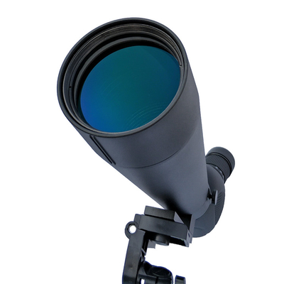 Portata cercante all'aperto di bird-watching con il treppiede ED 20-60x60